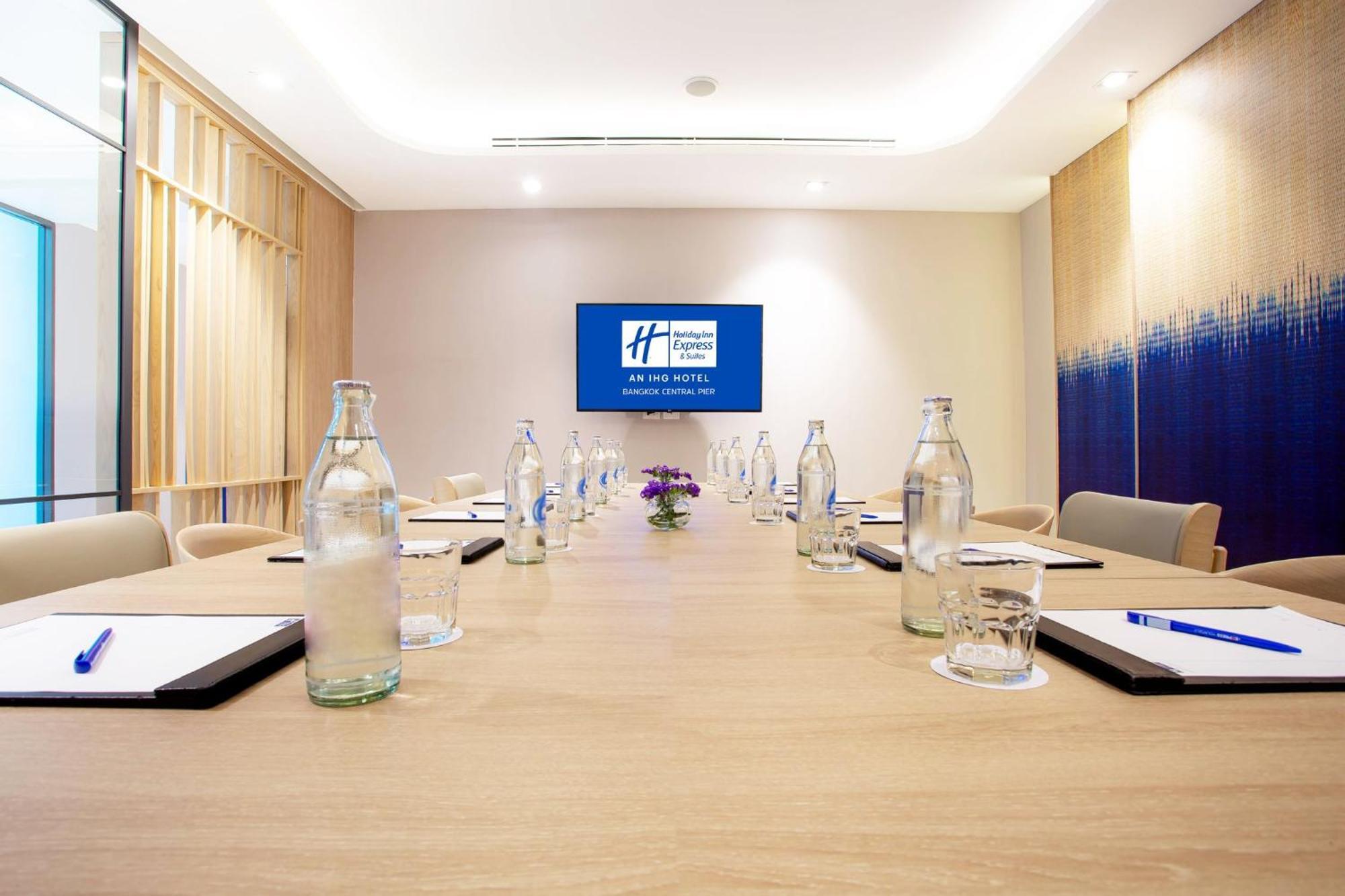 Holiday Inn Express & Suites Bangkok Central Pier By Ihg Exterior foto